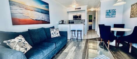 Appart'hôtel, plusieurs lits, balcon, vue océan (Sandy Seawall Escape) | Coin séjour