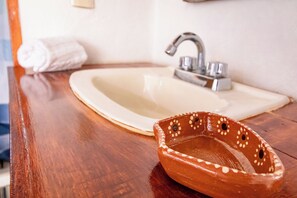 Toallas, jabón, papel de baño 