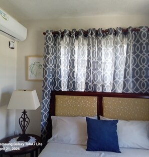 2 bedrooms, iron/ironing board, WiFi, bed sheets - 2-bedroom apartment in beautiful Christ Church with AC comfort. (Christ Church)