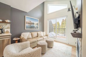 Fernseher, Kamin, Arbeitsbereiche