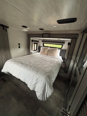 1 bedroom, bed sheets
