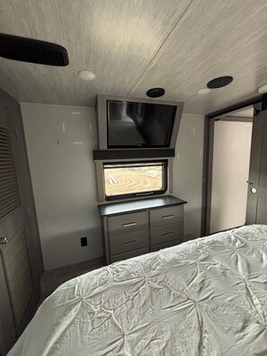 1 bedroom, bed sheets
