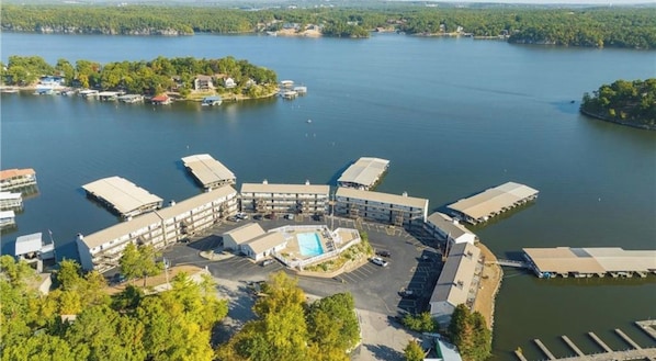Exterior - 2BR Lakefront End Unit Condo! Large Deck w/ GREAT channel views! (Osage Beach)