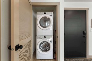 Apartamento, varias camas, cocina (Zion Poolside Escape) | Lavandería