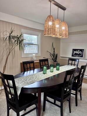 Dining - Charming 2-bedroom house in cozy Art and Design District in Carmel (Carmel)