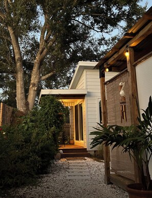 Exterior detail - Downtown Tropical Garden Studio close to everything (Sarasota)