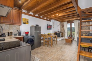 Dining - Livadi Loft | Cozy Getaway in Parnassos (Kalyvia Livadiou Arachovas)