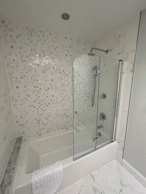 Jetted bath, bidet, towels, soap - World Cup 2026 Luxury HQ 5BR w/ Private Bath, Gym, 100” TV, Princeton & NJT (Princeton)