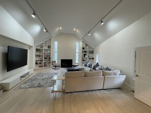 Living area - World Cup 2026 Luxury HQ 5BR w/ Private Bath, Gym, 100” TV, Princeton & NJT (Princeton)