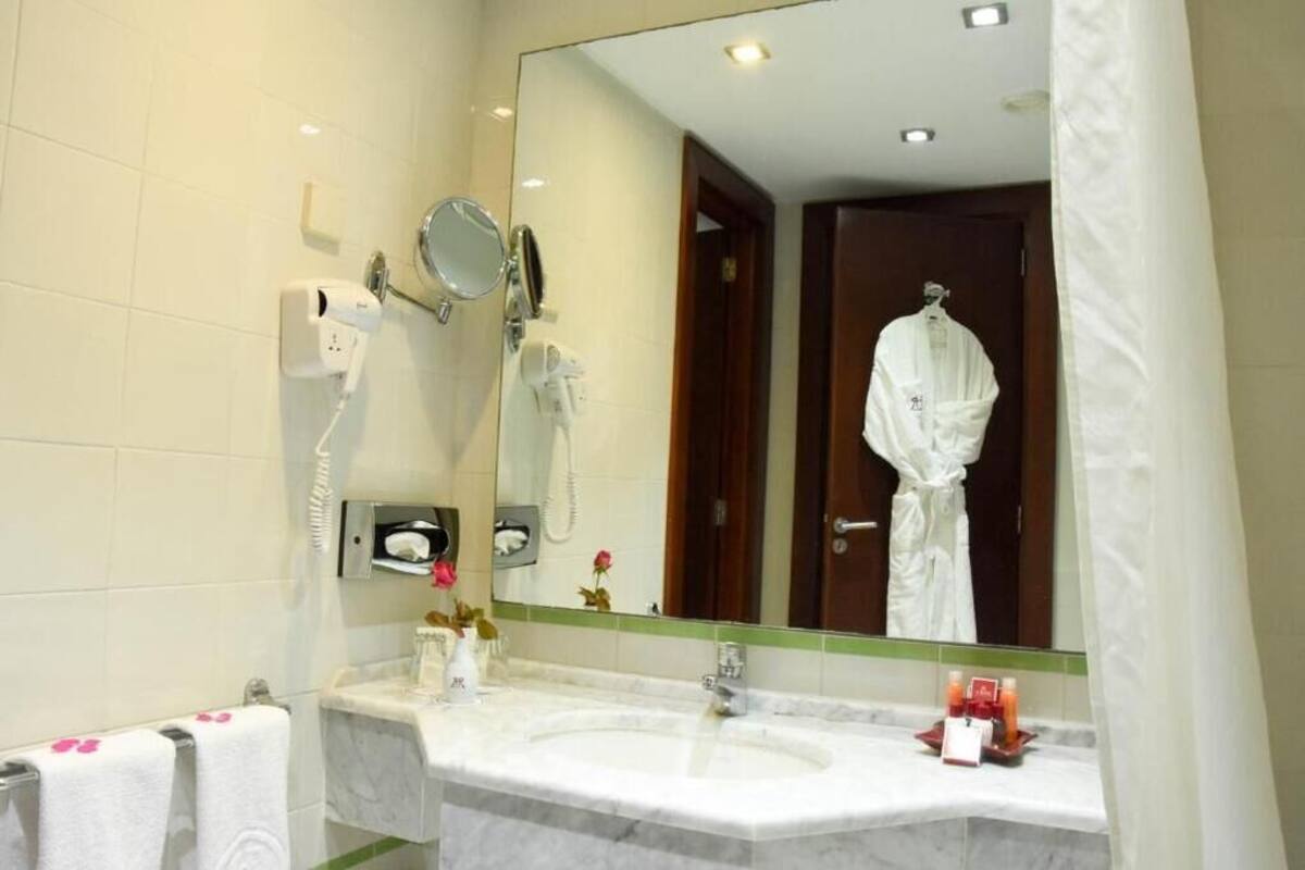 Gabungan pancuran/tab mandi, pengering rambut, tuala disediakan, sabun 