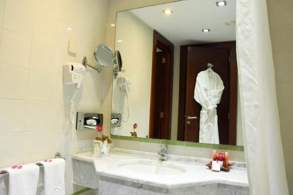 Vòi sen/bồn tắm kết hợp, máy sấy tóc, khăn tắm, xà phòng