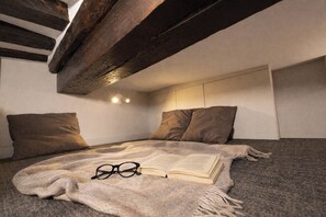 Interior - Central Paris 3BR Apartment | 3 Bathrooms | Sleeps 8 | Walk to Louvre | AC (Paris)