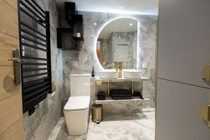 Bathroom - Central Paris 3BR Apartment | 3 Bathrooms | Sleeps 8 | Walk to Louvre | AC (Paris)