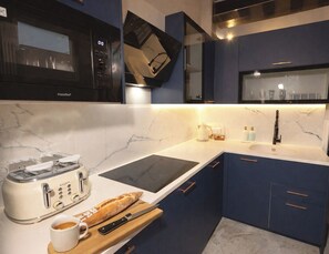 Private kitchen - Central Paris 3BR Apartment | 3 Bathrooms | Sleeps 8 | Walk to Louvre | AC (Paris)