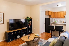 TV - Cozy 1BR in WNY – Direct Bus to Times Square (West New York)