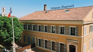Un edificio con el letrero 'Parfumerie Fragonard' y 'Entrée Libre', indicando entrada gratuita.