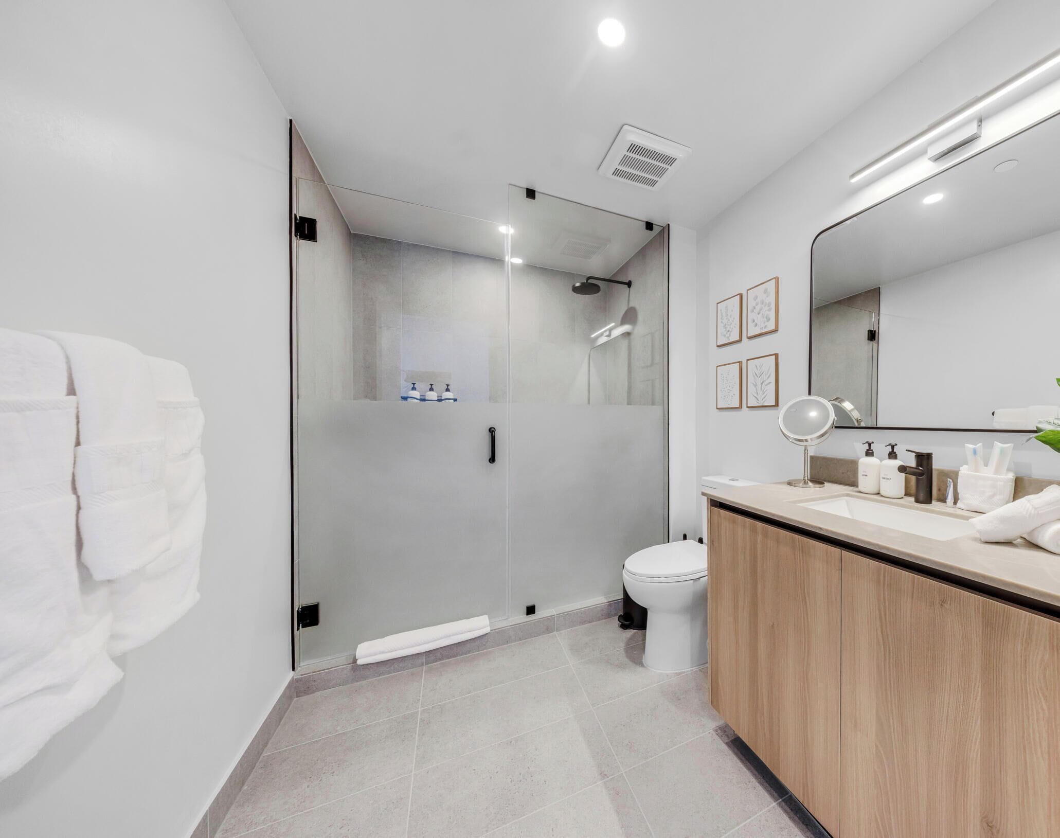 Condo, sacada, vista para a cidade | Banheiro | Chuveiro, secador de cabelo, toalhas de banho, sabonete