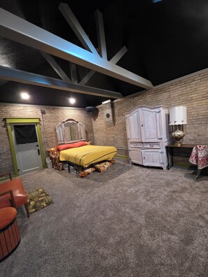 6 bedrooms, WiFi, bed sheets