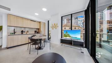 Apartamento, balcón, vistas a la ciudad | Interior