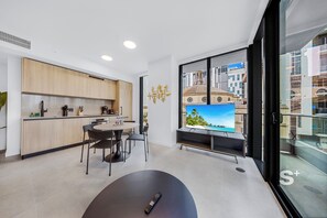 Condo, sacada, vista para a cidade | Parte interna