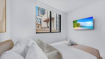 Condo, sacada, vista para a cidade | Roupas de cama premium, cortinas blackout, ferros/tábuas de passar roupa