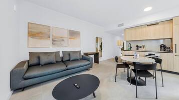 Condo, sacada, vista para a cidade | Área de estar | Smart TV
