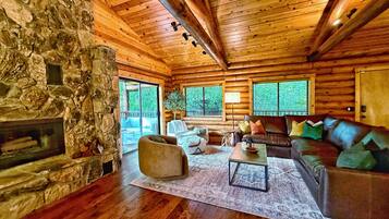 Smart TV, chimenea, futbolito y tenis de mesa