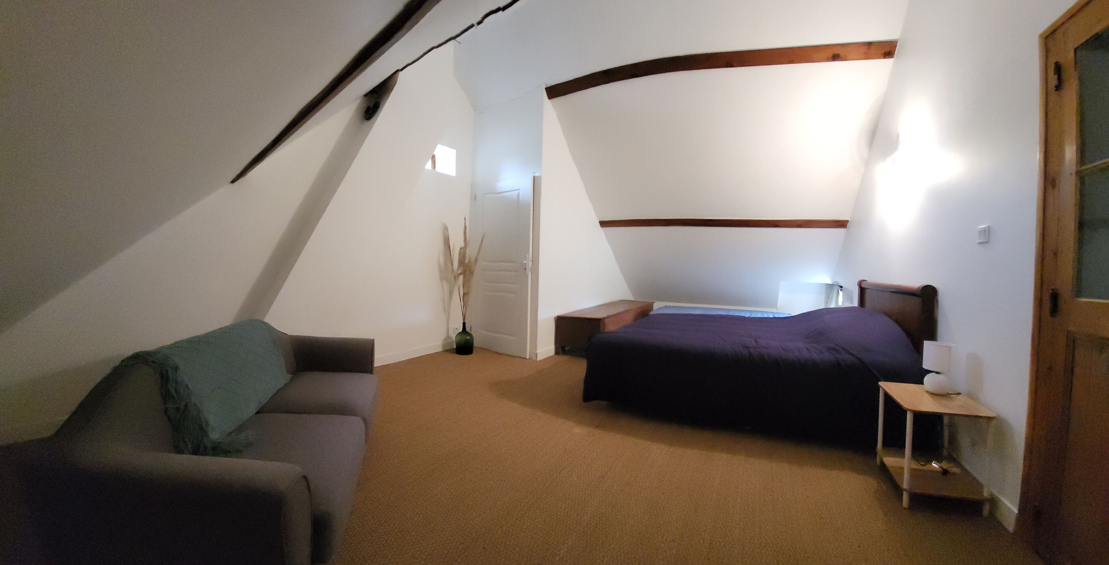 2 habitaciones, tabla de planchar con plancha y ropa de cama 