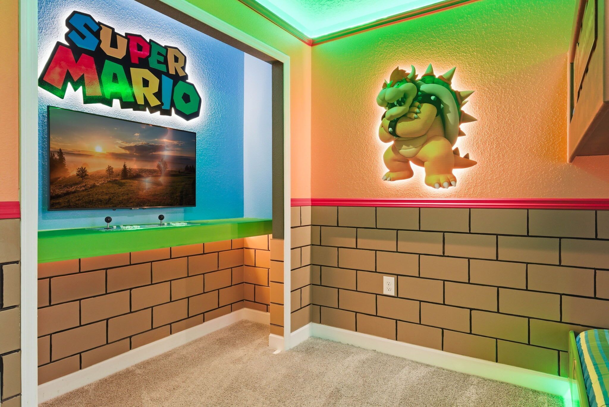 Ein mit Super Mario gestalteter Raum mit Fernseher, einer Ziegelwand und einer Mario-Statue.