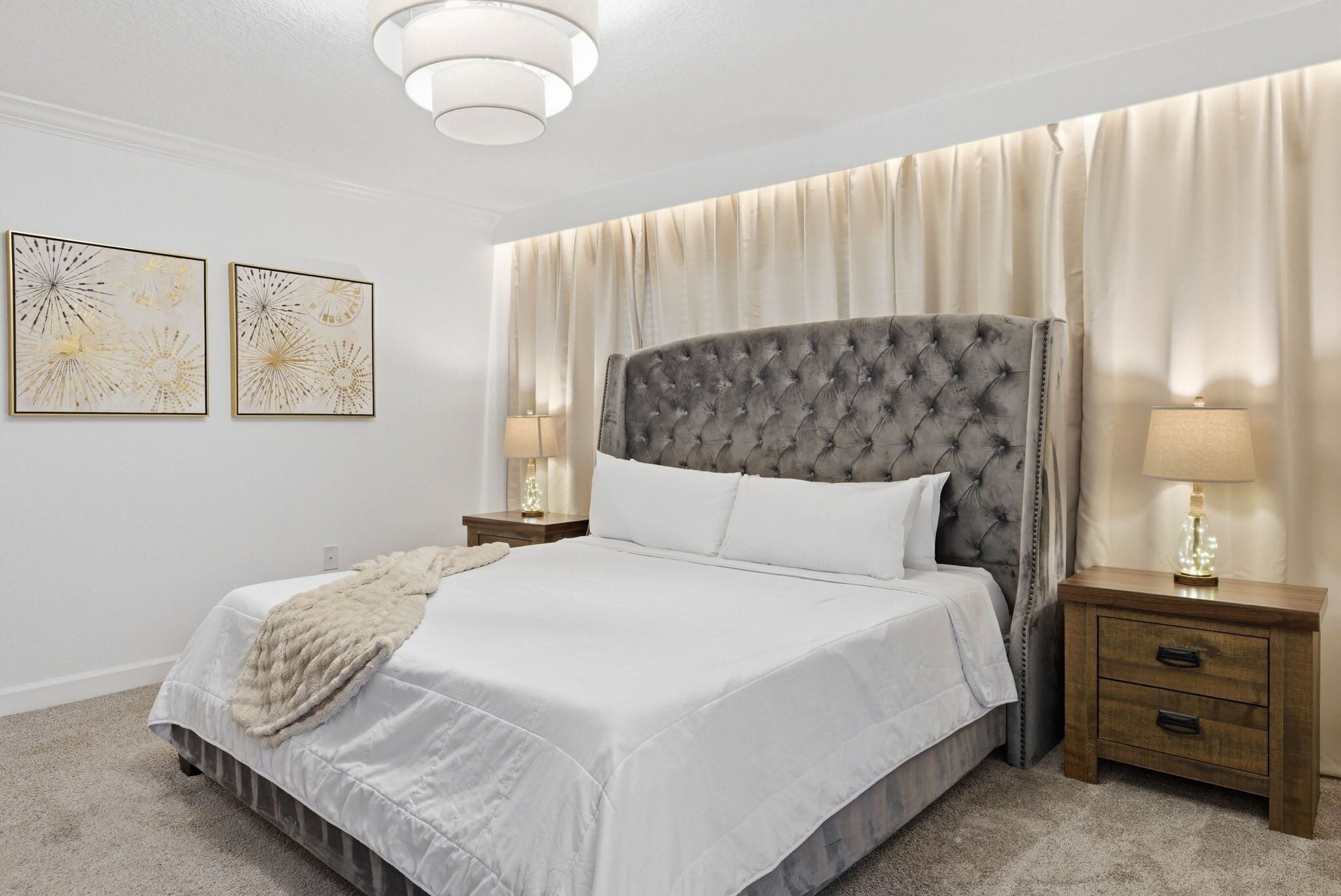 4 chambres, bureau, fer et planche à repasser, lit de bébé portatif