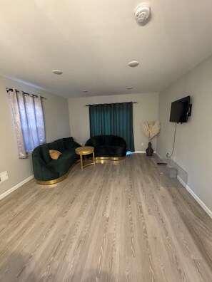 Living area - Perfect 4-bedroom house with AC in peaceful Newark (East Orange)