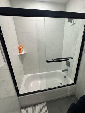 Bathroom - Perfect 4-bedroom house with AC in peaceful Newark (East Orange)