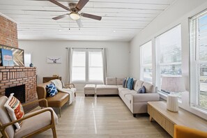 Living area - Brand New - Charming 3BR/2Ba house in enchanting San Antonio w/AC and fireplace (San Antonio)