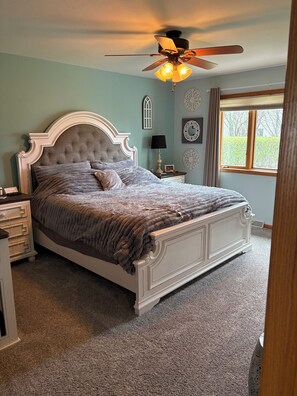 3 bedrooms, desk, WiFi, bed sheets - Charming 3-bedroom house close to EAA (Oshkosh)