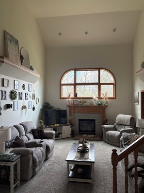 TV, fireplace, books - Charming 3-bedroom house close to EAA (Oshkosh)