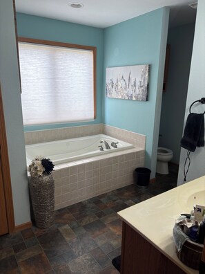 Towels, soap, toilet paper - Charming 3-bedroom house close to EAA (Oshkosh)