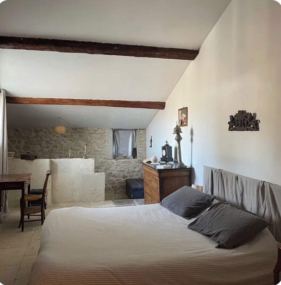 5 slaapkamers, een bureau, internet, beddengoed