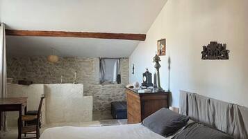 5 slaapkamers, een bureau, internet, beddengoed