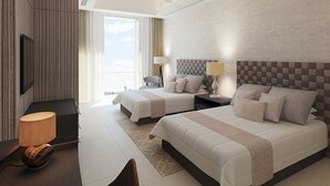 Quarto de hotel com duas camas, televisão de tela plana, escrivaninha com abajur e ventilador de teto.