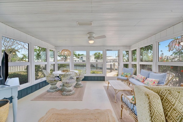 TV, books - Waterfront Retreat w Pool, Dock, Gulf Access Near Anna Maria Island (Bradenton)