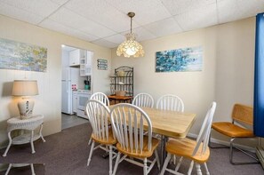 Dining - Cozy bayside 2BR 1BA condo;pool,private parking,WIFI;beach/boardwalk-10 min walk (Ocean City)