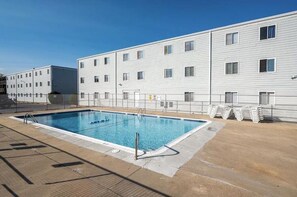 Outdoor pool - Cozy bayside 2BR 1BA condo;pool,private parking,WIFI;beach/boardwalk-10 min walk (Ocean City)