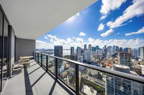 Property grounds - Luxe 2-BD Condo in Downtown - City Views (Miami)