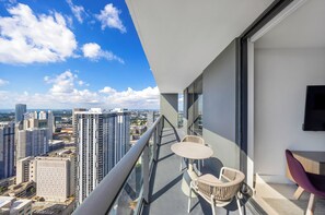 Property grounds - Luxe 2-BD Condo in Downtown - City Views (Miami)