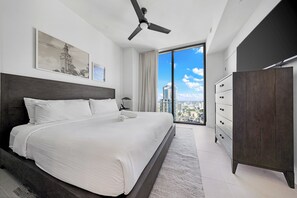 Appartement, balkon, uitzicht op de stad | Luxe beddengoed, verduisterende gordijnen, gratis wifi, beddengoed