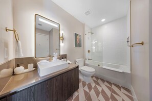 Appartement, balkon, uitzicht op de stad | Badkamer | Een bad/douchecombinatie, gratis toiletartikelen, een haardroger