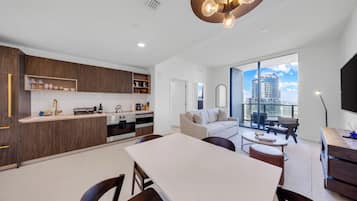 Condo, sacada, vista para a cidade | Parte interna