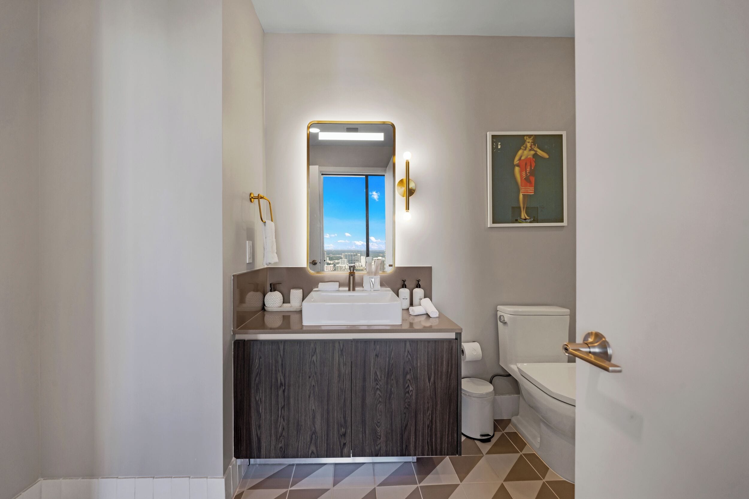 Appart'hôtel, balcon, vue ville | Salle de bain | Ensemble douche/baignoire, articles de toilette gratuits, sèche-cheveux