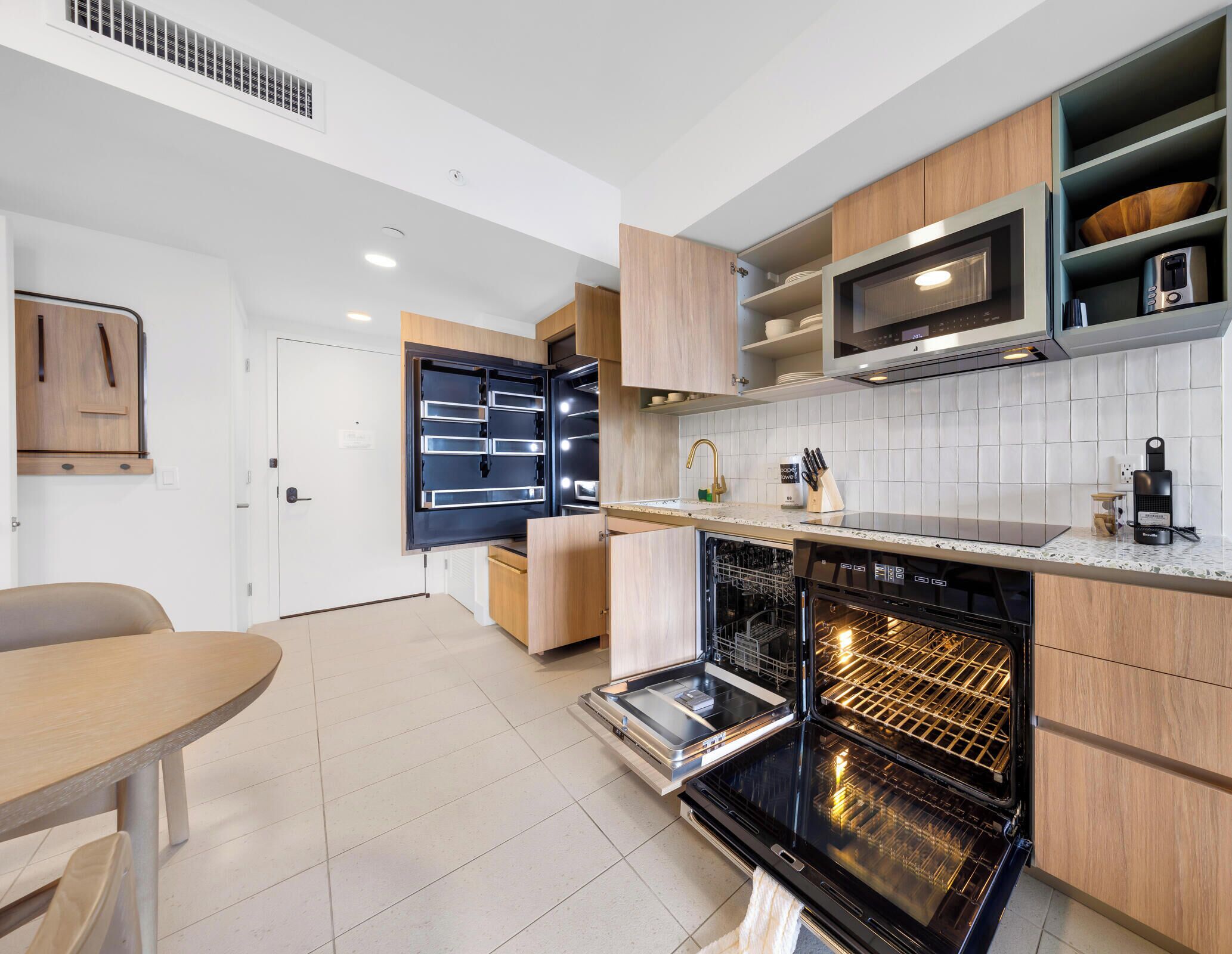 Condo, sacada, vista para a cidade | Cozinha privada | Geladeira, micro-ondas, fogão, cooktop
