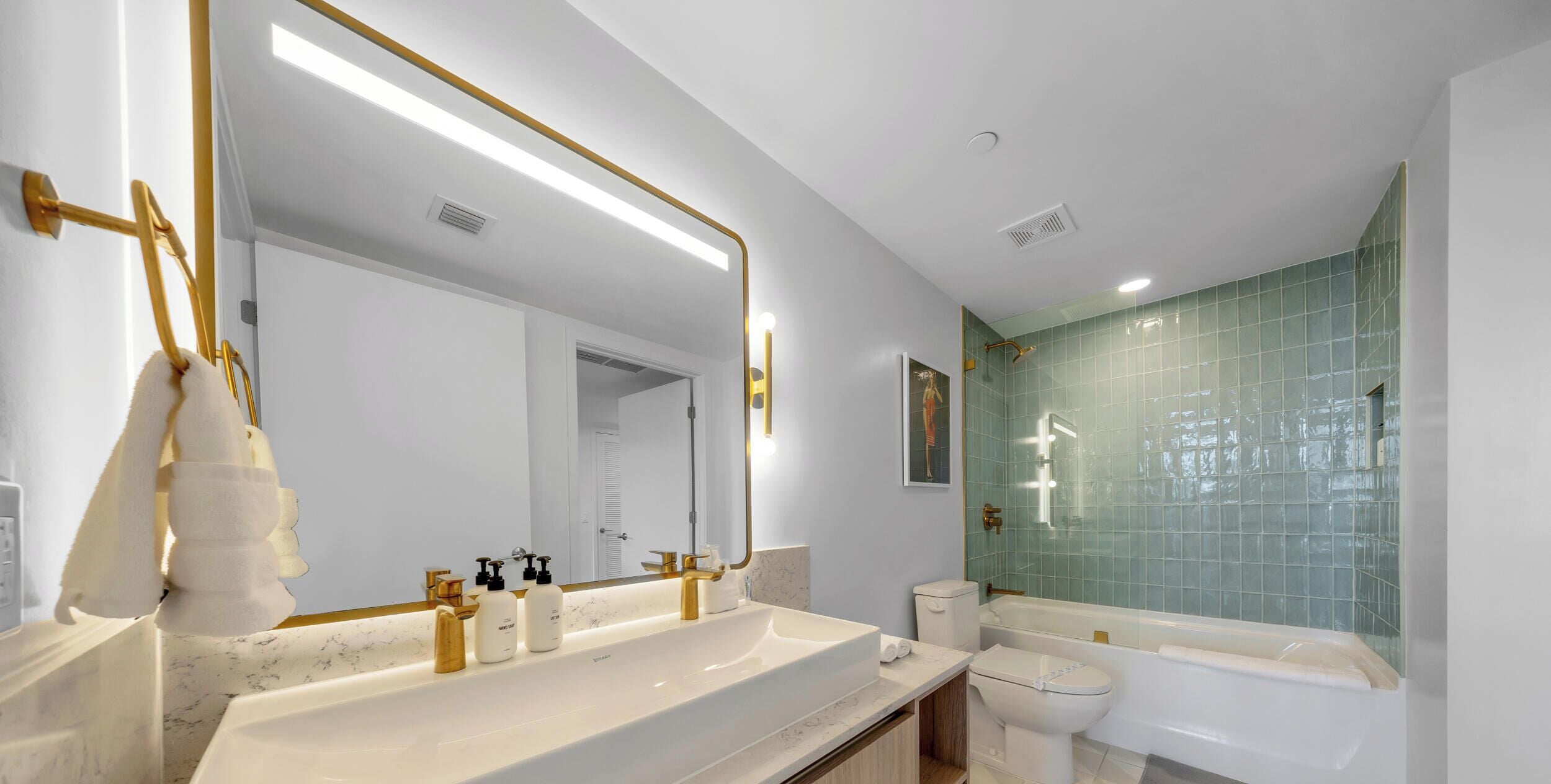 Appartamento, balcone, vista città | Bagno | Combinazione doccia/vasca, asciugacapelli, asciugamani, sapone